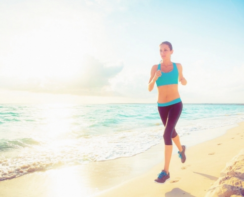 Playa. correr. deporte. sol.